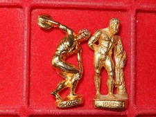 2 feves en metal doré -