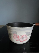 Casserole en Fonte émaillée blanche liseré gris Fleurs manche en Bois Vintage