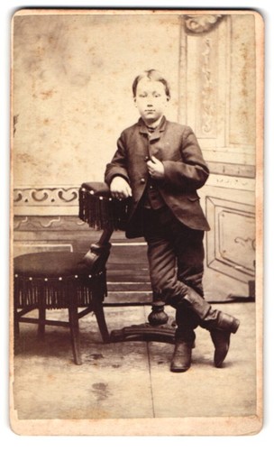 Photographie garçon debout - , en