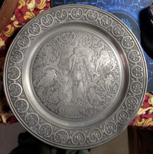 ASSIETTE ancienne ETAIN relief GENTILHOMME au bouquet de FLEUR amour ange