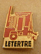 pin's pins badge. tracteur