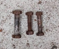 - 3 vis de fixation du moteur