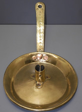 -BOUGEOIR A MAIN XVIII/XIXe LAITON RIVETS CUIVRE MANCHE Gravé volutes fleurs   D