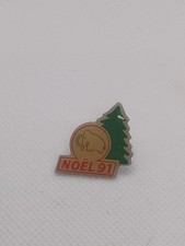 Pin's Magasin MAMMOUTH Noël 91 avec sapin 