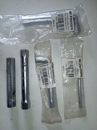 Lot clés à - :, tube