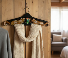 Cintre en Bois Sculpté