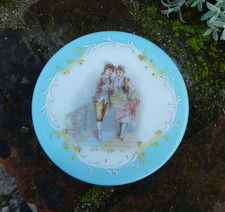 Ancienne BONBONNIERE en opaline avec une SCENE de CHARME et décor EMAILLE d.13cm