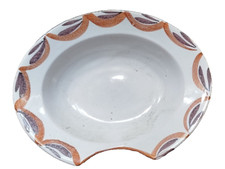 Plat à barbe ancien. Faience de Nevers, Auxerrois