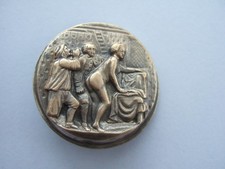 Mercerie ancienne-Bouton  métal repoussé scène érotique femme nue- 33 mm
