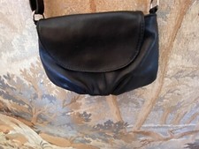 Petite Pochette Bandoulière En Cuir Bleu Marine Fermeture Sécurisée