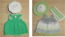 362 - LOT 2 ROBES TRICOT + 2 CHAPEAUX et 1 ECHARPE CROCHET PR POUPEES DE 34 CM