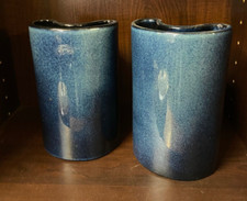 PAIRE DE VASES MODERNES A COMBINER EN CERAMIQUE VERNISSEE TONS BLEU NUAGE