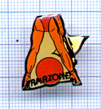 Pin's STADIUM AMAZONE avec arbalète de chasse / Tir à l'arc / femme sexy PIN-UP