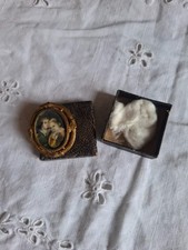 ancienne broche avec enfants peinture ?