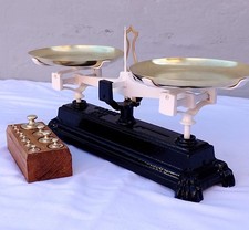 Balance ancienne type Roberval Force 2 kg avec sa boite de 11 poids en laiton