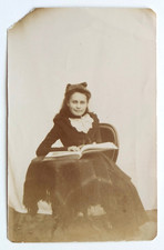 Jeune fille élégante lecture livre studio noeud cheveux - Photo ancienne studio