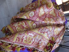 TENTURE ANCIENNE AVEC DES COULEURS FLAMBOYANTES DECOR FLORAL