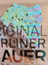 Pièce originale colorée authentique du mur de Berlin en présentoir en perspex...