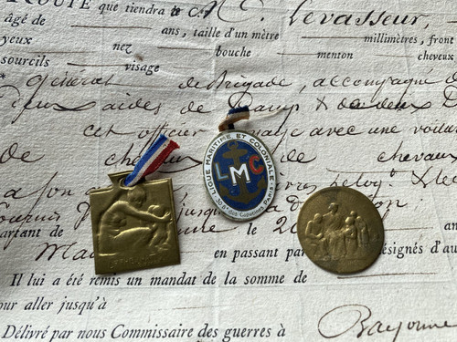 Lot insignes médailles - 3,