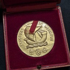 TRÈS BELLE MÉDAILLE