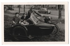 photo anonyme famille en side car 1950 moto side-car