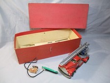 DV11391 SCHUCO CONSTRUCTION CAMION POMPIERS GRAND ECHELLE REF 6080 TOLE 29 CM