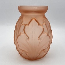 Petit vase en verre moulé