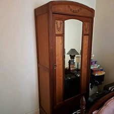 Armoire en bois à porte miroir 