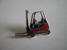 Pin's émaillé - Chariot élévateur FENWICK rouge - Manutention - non signé