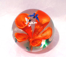 Boule presse papier en sulfure bucolique fleur orange et papillons