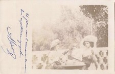 CPA CARTE PHOTOGRAPHIE 1908 TRIO D'ENFANTS HEURE DU THÉ DEGUISEMENT D'ADULTES