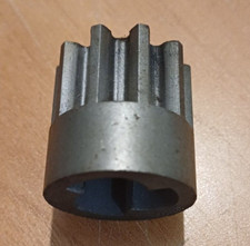 Pignon de roue gauche tondeuse HUSQVARNA ROYAL 485/535 Ref 516921600= 515111171