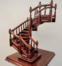 Escalier miniature . Travail de maitrise réalisé en acajou . H: 39cm .