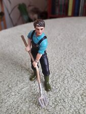 Ferme PAPO 2011 - Fermier en salopette et bottes, maniant une fourche