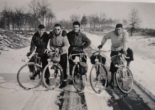 Cyclistes route neige - cyclistes,