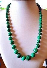 Collier en pierre de malachite intercalées de perles en verre...longueur 52 cm
