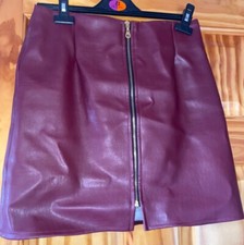 Jupe bordeaux avec fermeture éclair en métal sur le devant