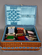 Panier couture vintage 70 s osier plastique pleine de fil à coudre Très propre.