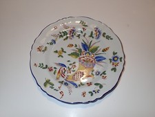 Assiette en faïence décor corne d'abondance signée Saint Clément