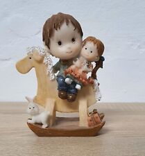 Belle figurine déco fille avec poupée au cheval à bascule vintage