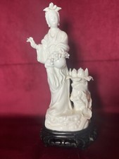 Chine. Guan yin Statue Femme Porcelaine Blanche. Sur Tertre. Bougeoir. Fin XIX