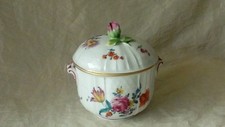 POT COUVERT PETIT BOUILLON EN PORCELAINE DE VIENNE FIN 19 éme**