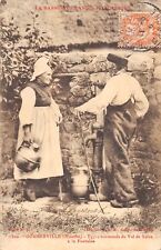 CPA 50 GOUBERVILLE TYPES NORMANDS DU VAL DE SAIRE A LA FONTAINE (cliché rare