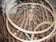 paire roues bois dont une HS a