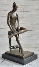 Femme Assise Dans Un Fauteuil