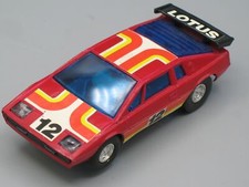 Voiture rouge n°12 pour circuit Jouef 5 volts (Eclairage HS)