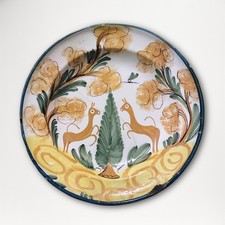 Assiette en faïence, cerfs & cyprès (« série du Pino »), Espagne, XIXe, 30 cm