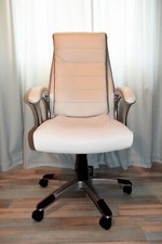 Fauteuil de bureau blanc avec accoudoirs.