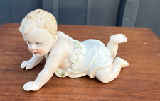 Bébé en biscuit polychrome L 13 cm