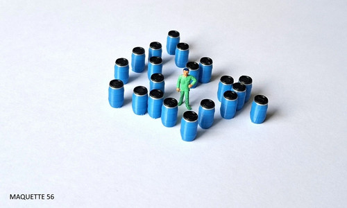 Lot bidons bleus fûts - ho,